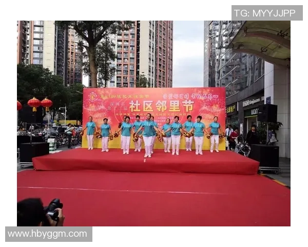 楼下踢足球的快乐时光与邻里互动的温馨瞬间 楼下踢足球的快乐时光与邻里互动的温馨瞬间