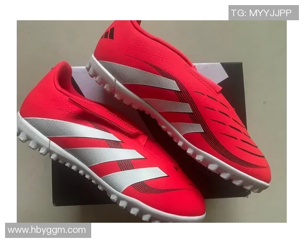 穿白色足球鞋的魅力与技巧如何提升你的球场表现与自信心 穿白色足球鞋的魅力与技巧如何提升你的球场表现与自信心